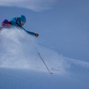 Ski hors-piste un jour de neige poudreuse.